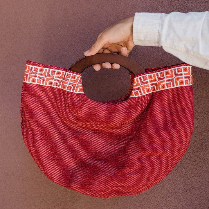 HALF MOON Clutch in Red